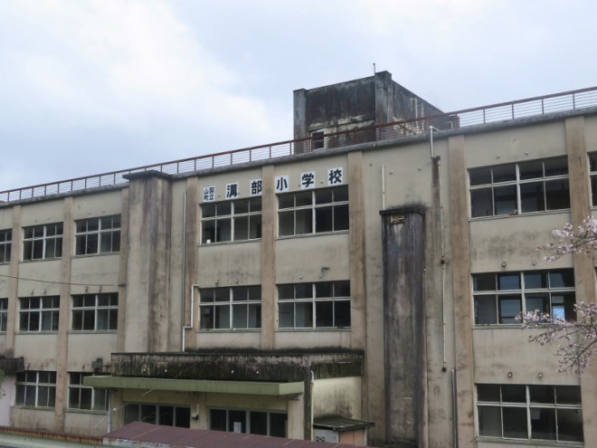 131AbandonedSchoolTowardsGorges
